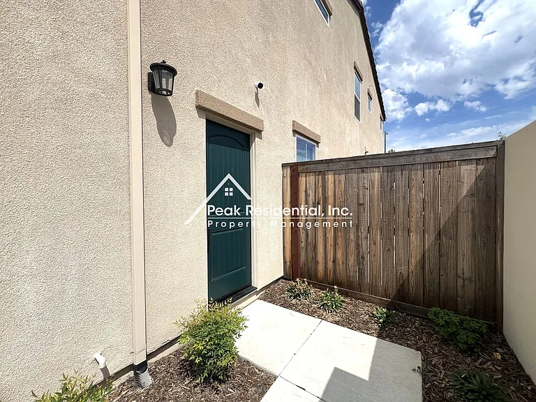 599 Lost River Ln — Photo 2