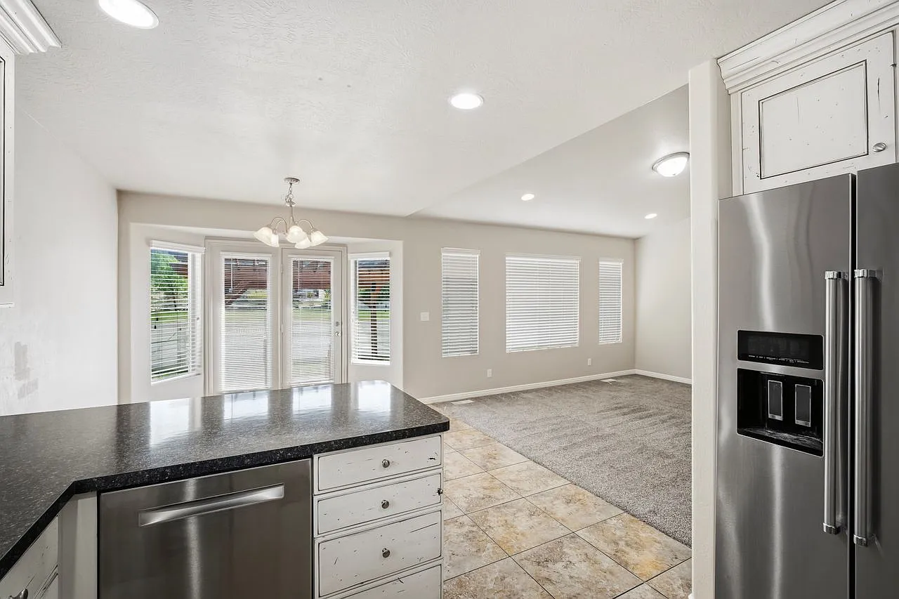 5 bed, 2856 sqft, $3,600 — Photo 4