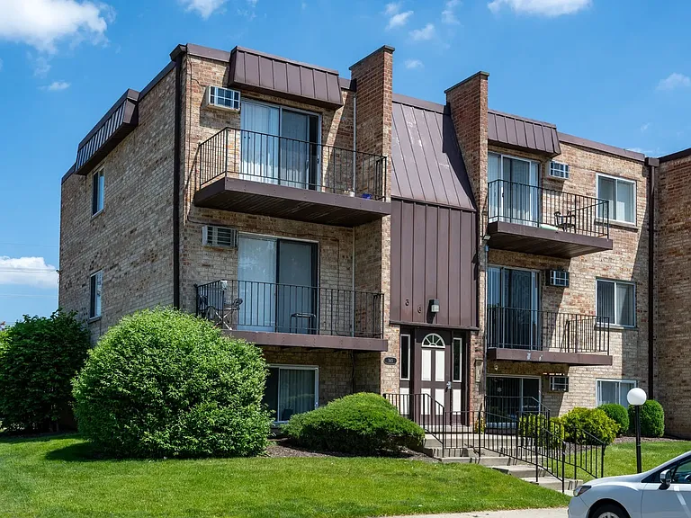 353 W Hawthorne Cir — Photo 1