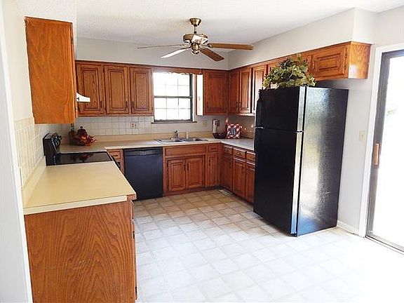 5th image of 611 Thieme St