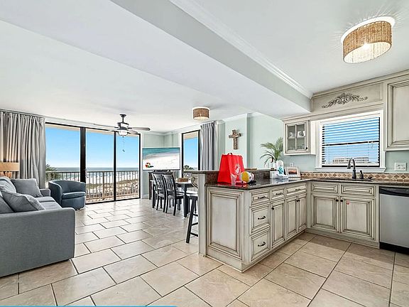 Open concept living/kitchen 