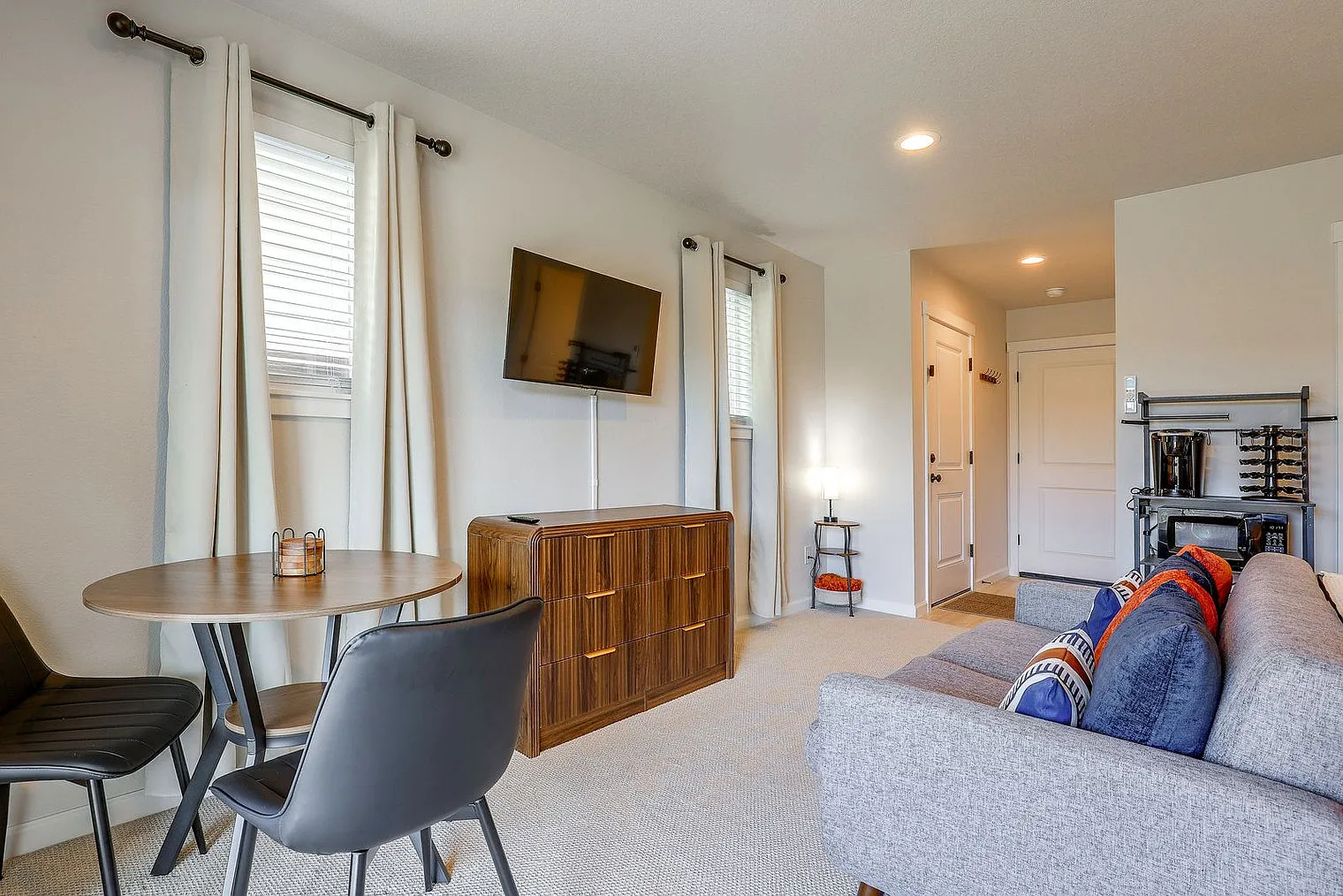 Studio, 1.0 bath, 570 sqft, $1,935 — Photo 4