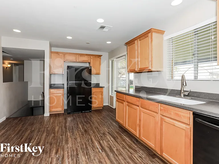 1010 W 4th Pl — Photo 6