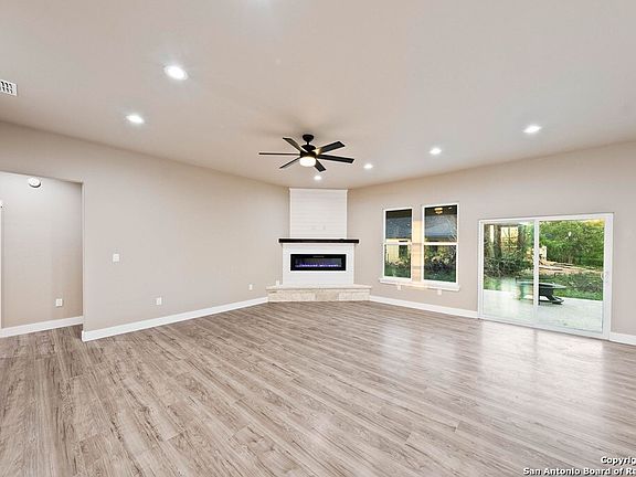 4th image of 502 Sumack Dr W