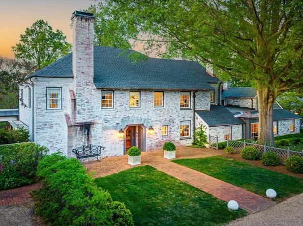 325 Farmington Dr, Charlottesville, VA 22901