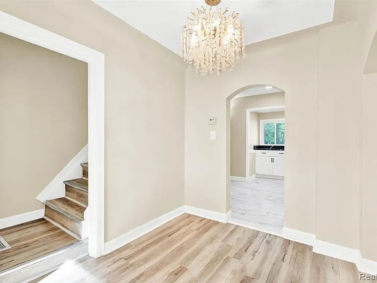 23248 Helen St — Photo 14