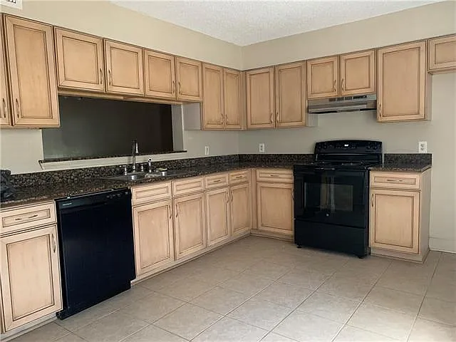 3 bed, 1.5 bath, 1413 sqft, $1,300 — Photo 2