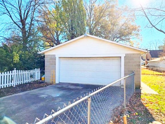 4th image of 924 Clarks Ln