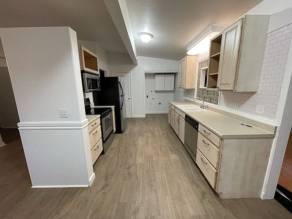 5th image of 1915 Parkhill Dr