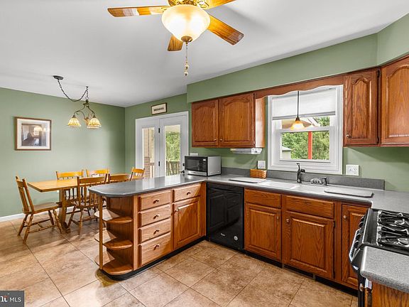 4th image of 523 Colonial Crescent Dr