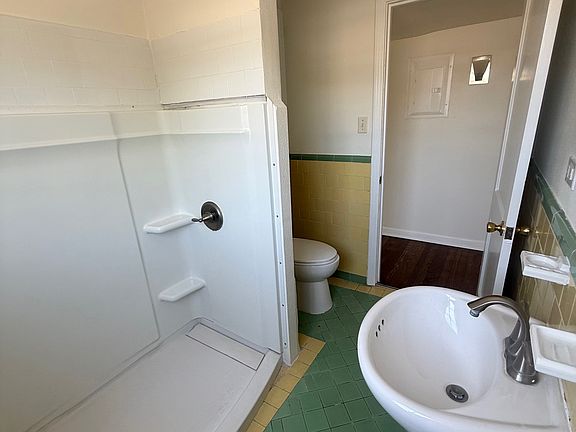 3rd image of 217 Deerwood Dr