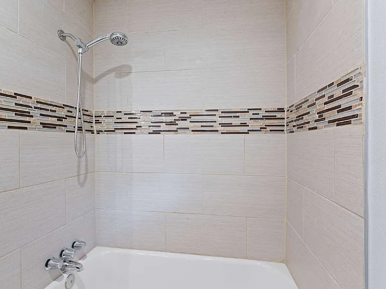 118 E Thornton Rd — Photo 9