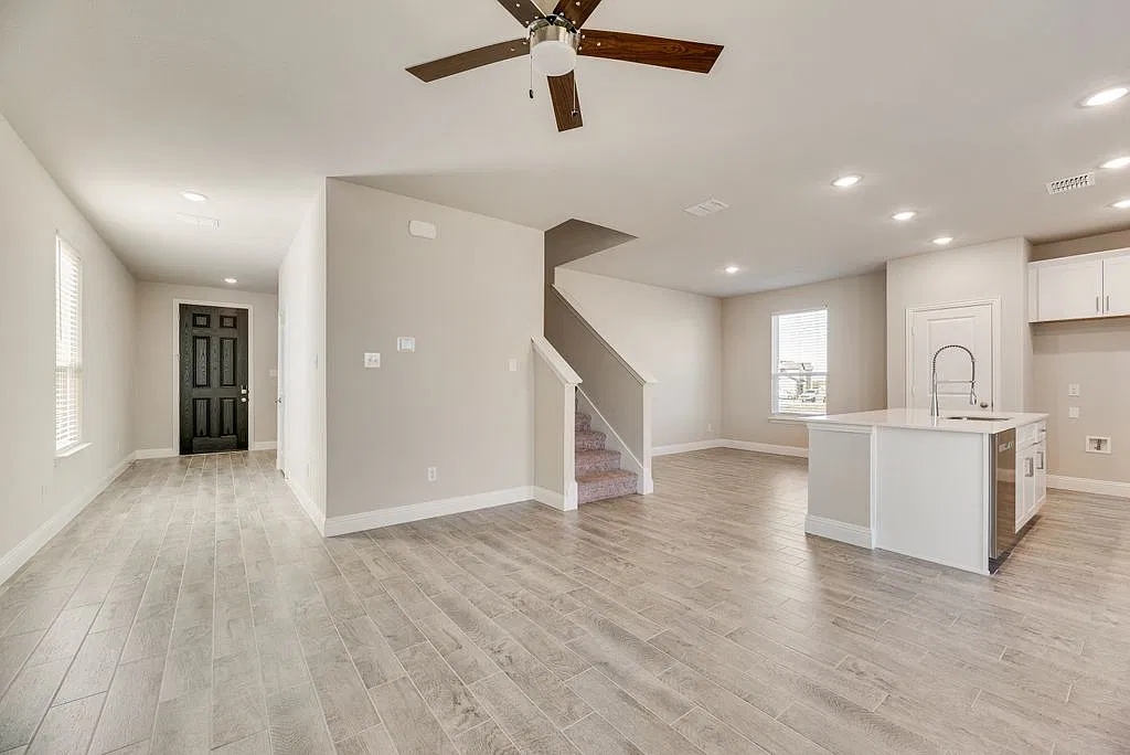 4 bed, 2032 sqft, $2,400 — Photo 3