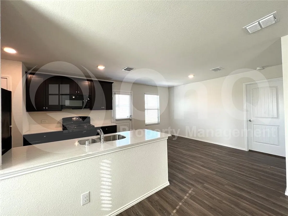 3 bed, 2.0 bath, 1570 sqft, $1,995 — Photo 2