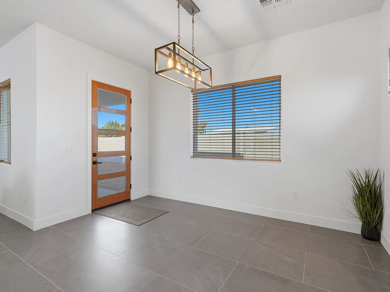 3 bed, 2412 sqft, $2,800 — Photo 4