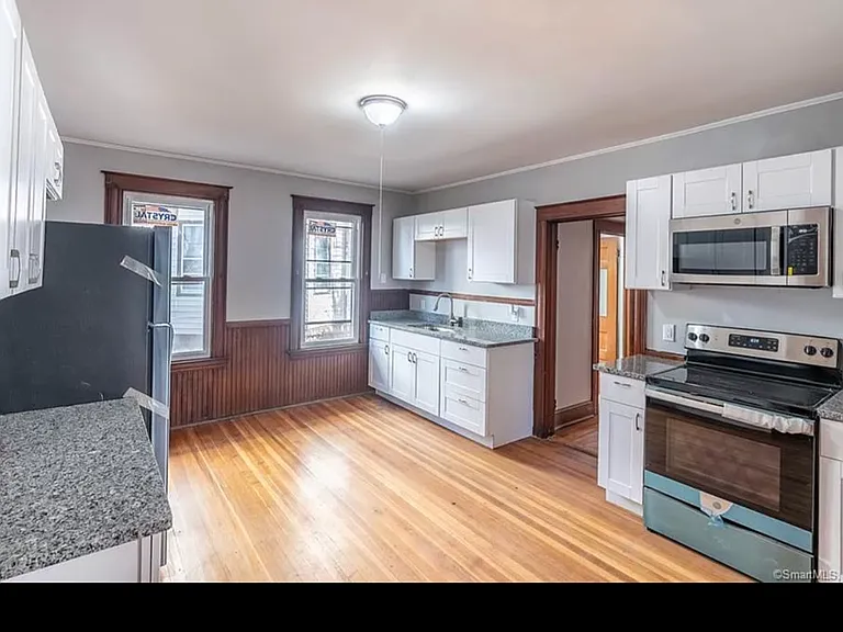 482 Stanley St #1 — Photo 4