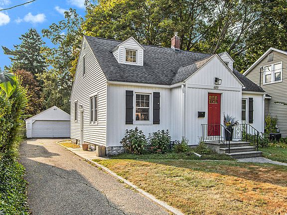 2nd image of 609 Campbell Ave