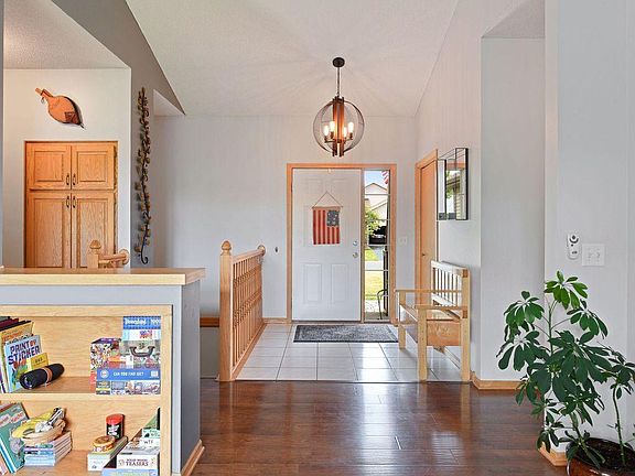 4th image of 1045 Goldfinch Dr