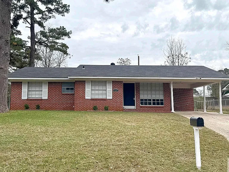3 bed, 1178 sqft, $1,350 — Photo 1