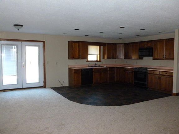 3rd image of 902 Hale Cir