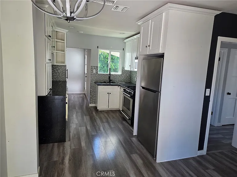 5779 Enfield Ave — Photo 5