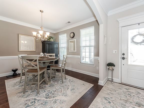 5th image of 212 Hillsborough Ln