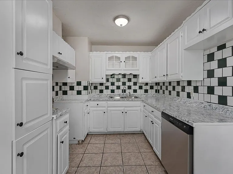 2202 Brook Ave — Photo 6