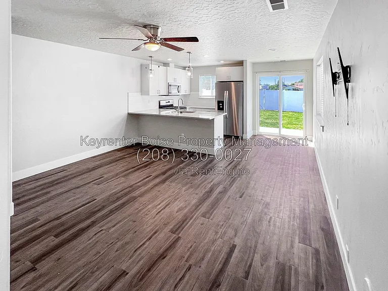 105 E Park Ave #B — Photo 2