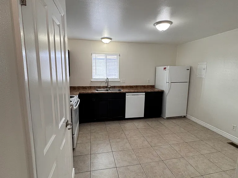 651 N 100 W #H — Photo 8