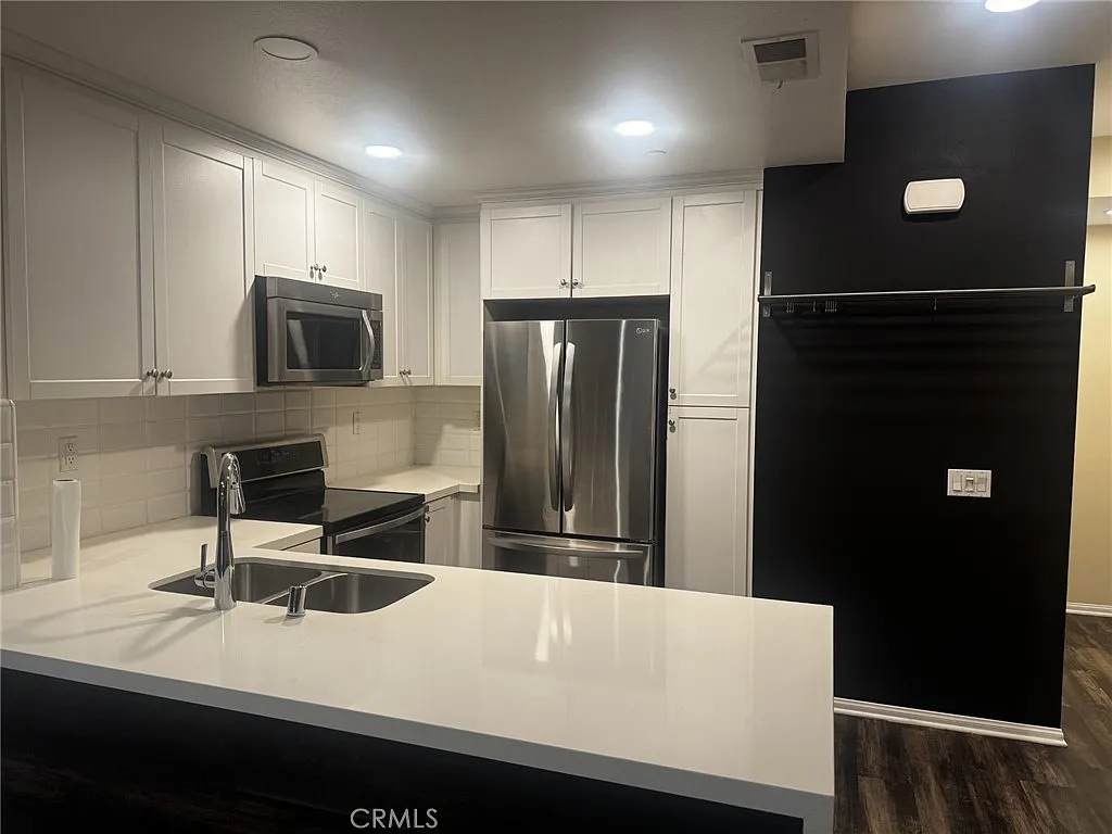 3 bed, 1380 sqft, $3,600 — Photo 4