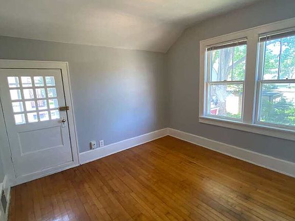 4th image of 915 Stuart St