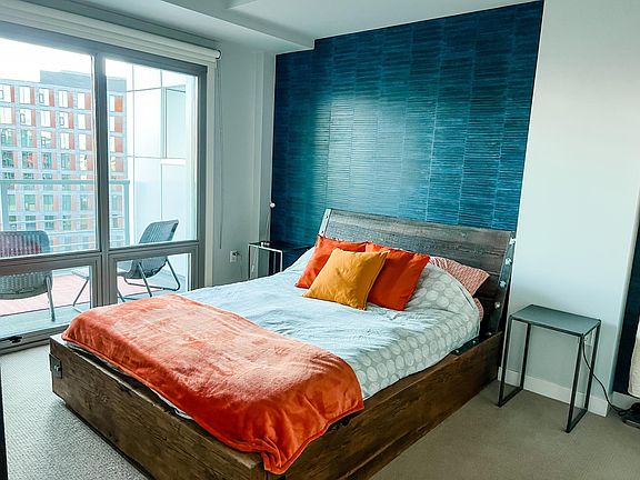main bedroom - queen size bed. View in bedroom