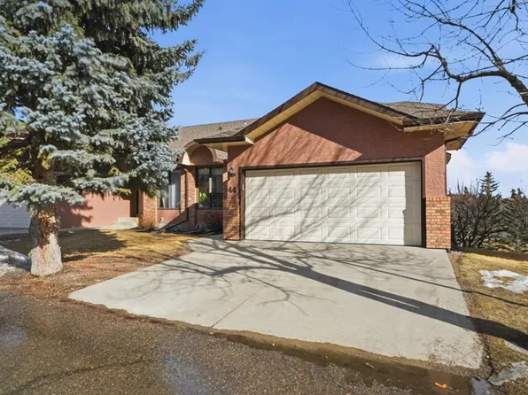 44 Edgeland Close NW, Calgary, AB T3A 3B1
