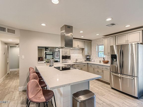 3rd image of 925 N 79TH Street