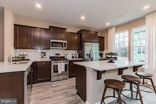2072 Hinshaw Dr — Photo 3