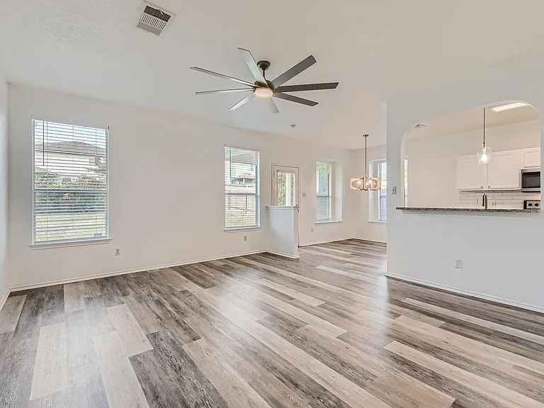 115 Killian Loop — Photo 3