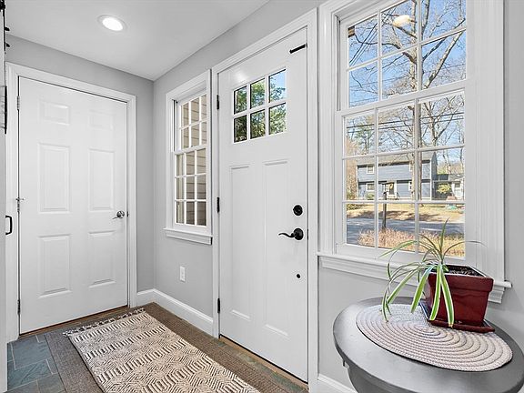 4th image of 13 Mohegan Rd