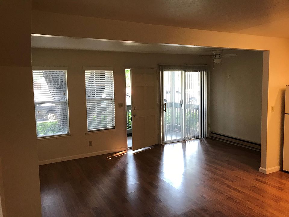 LIVING ROOM
PRIVATE PATIO