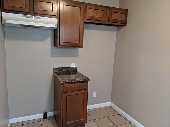 5th image of 323 Sandhurst Dr
