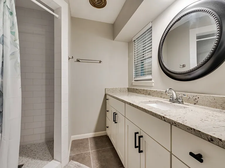 1718 Westminster Dr — Photo 8