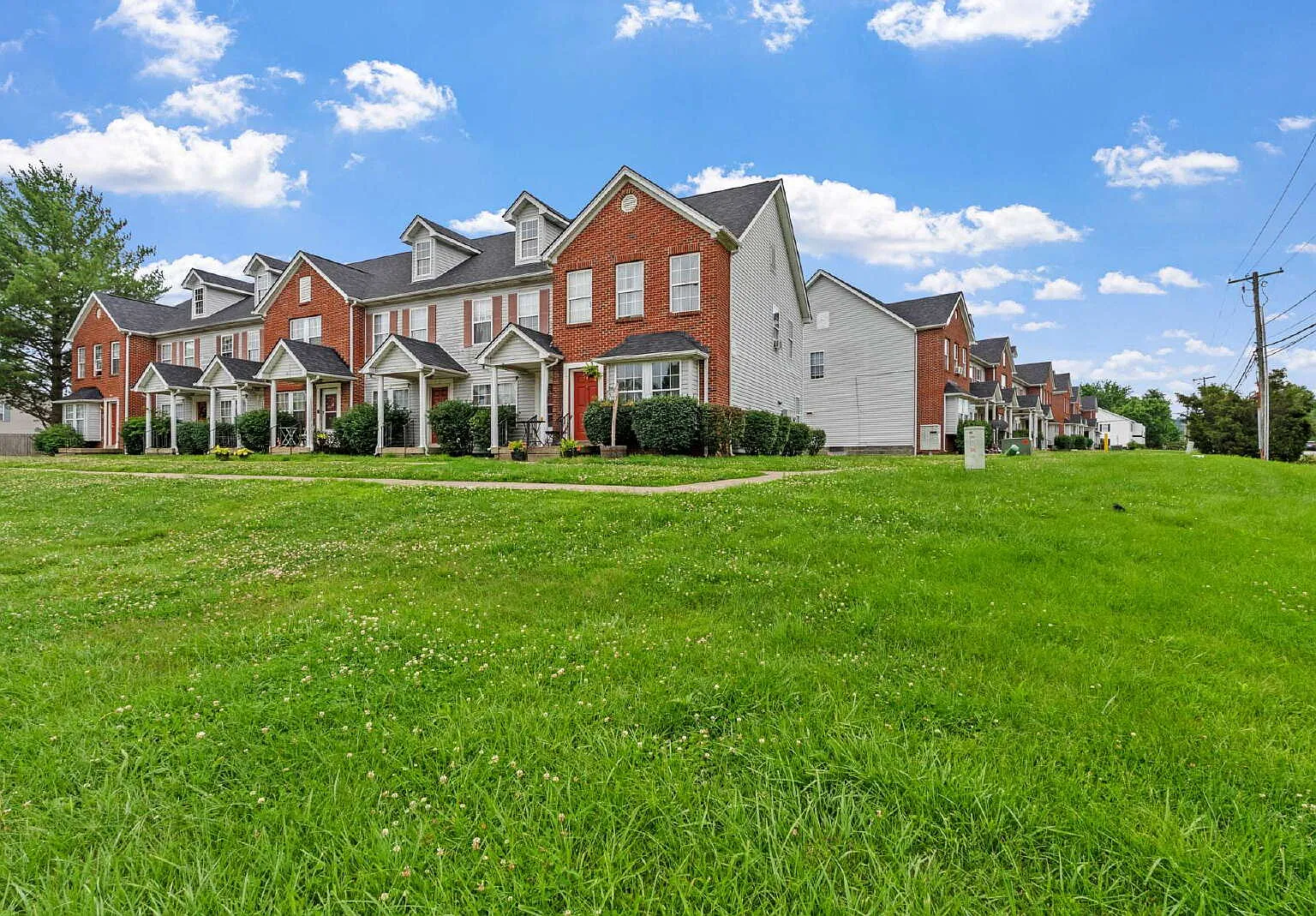 2 bed, 1.5 bath, 1020 sqft, $1,490 — Photo 2