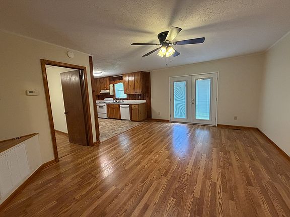 3rd image of 941 Harrington Dr