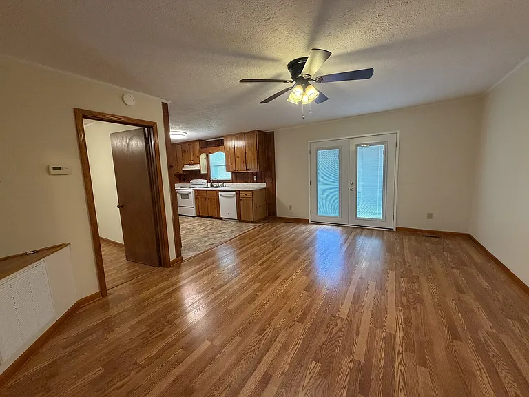 941 Harrington Dr — Photo 3