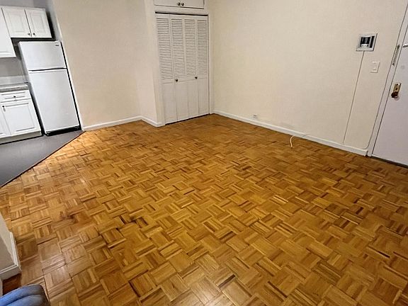 5th image of 350 W 55th St APT Gr8