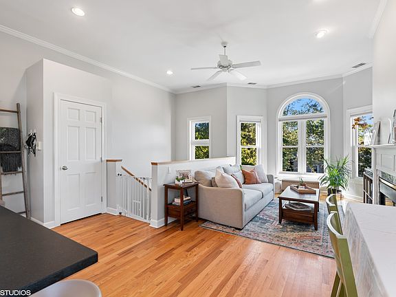 4th image of 3051 N Clifton Ave #3