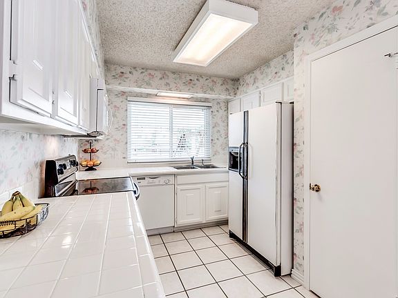 3rd image of 4910 Cliffwood Dr
