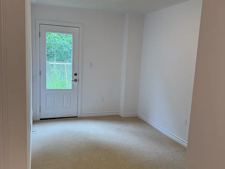 44 Milson Cres — Photo 11