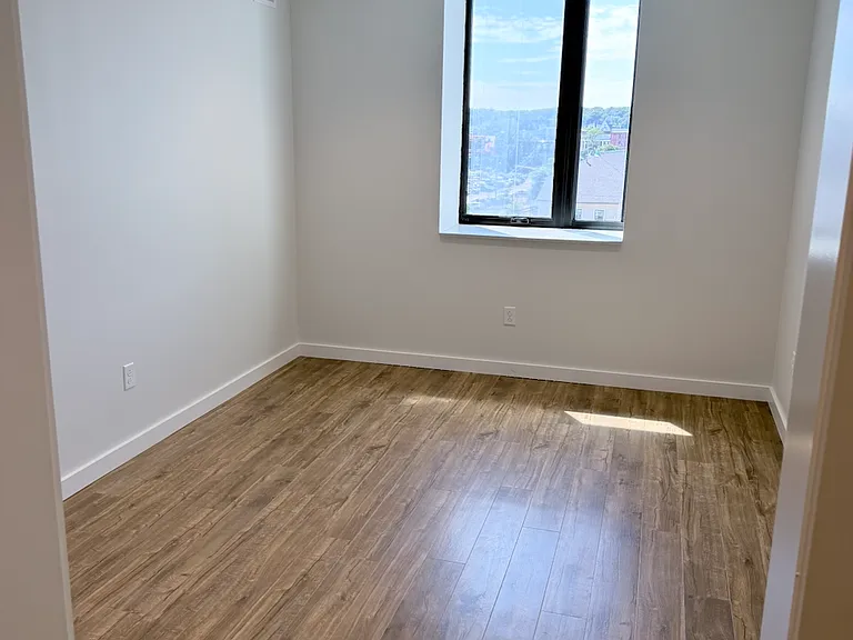 345 Main St — Photo 8