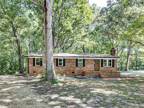 374 Yow Dr, Seagrove, NC 27341