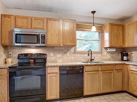 5th image of 1103 Creekview Dr